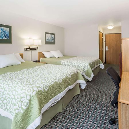 Days Inn By Wyndham Stoughton Wi. Exterior foto