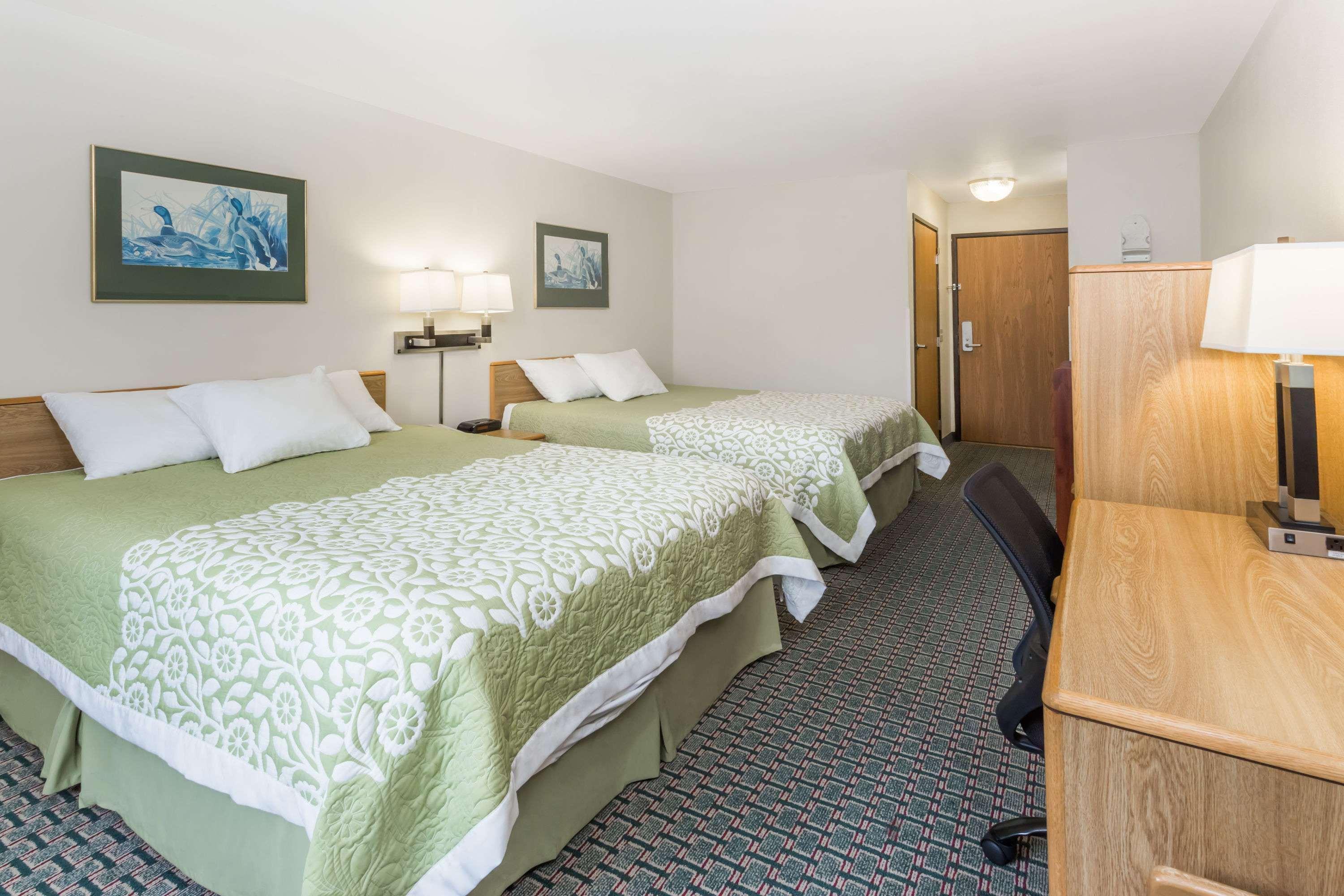 Days Inn By Wyndham Stoughton Wi. Exterior foto
